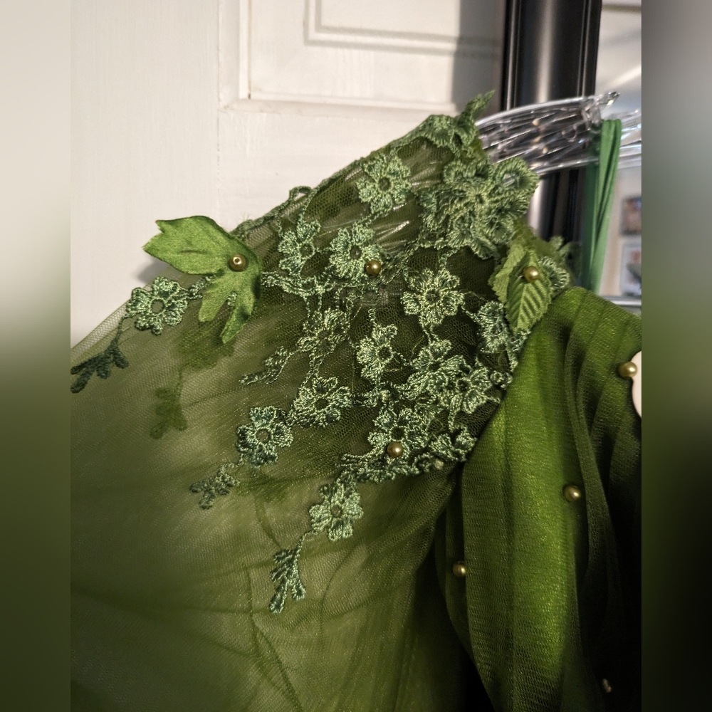 Elegant Olive Green Prom Dress with Floral Appliqué - Picture 2 of 12